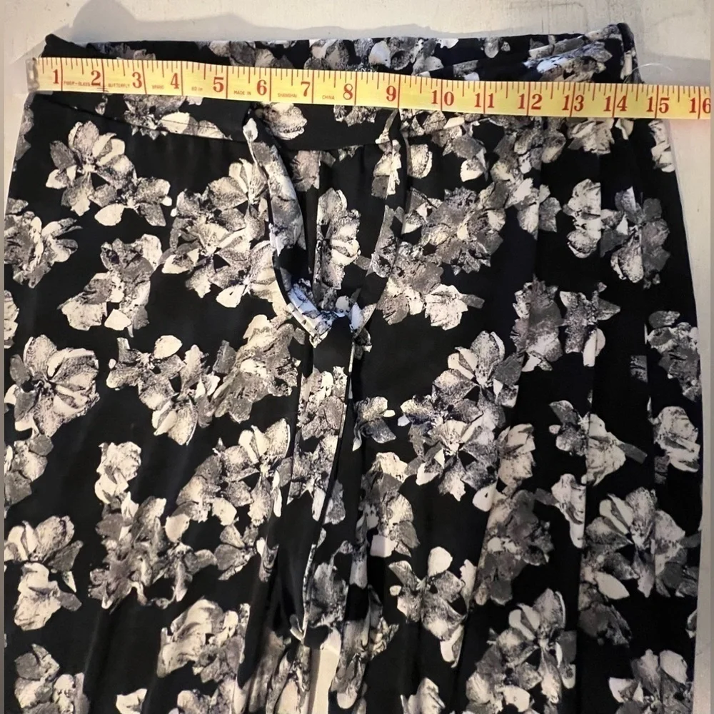 Ellen Tracy flare pants black w/ white flowers wrinkle resistant tie waist S - Picture 6 of 11